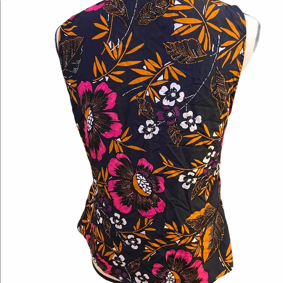 And Eawy M sleeveless floral print wrap blouse. - Picture 3 of 5